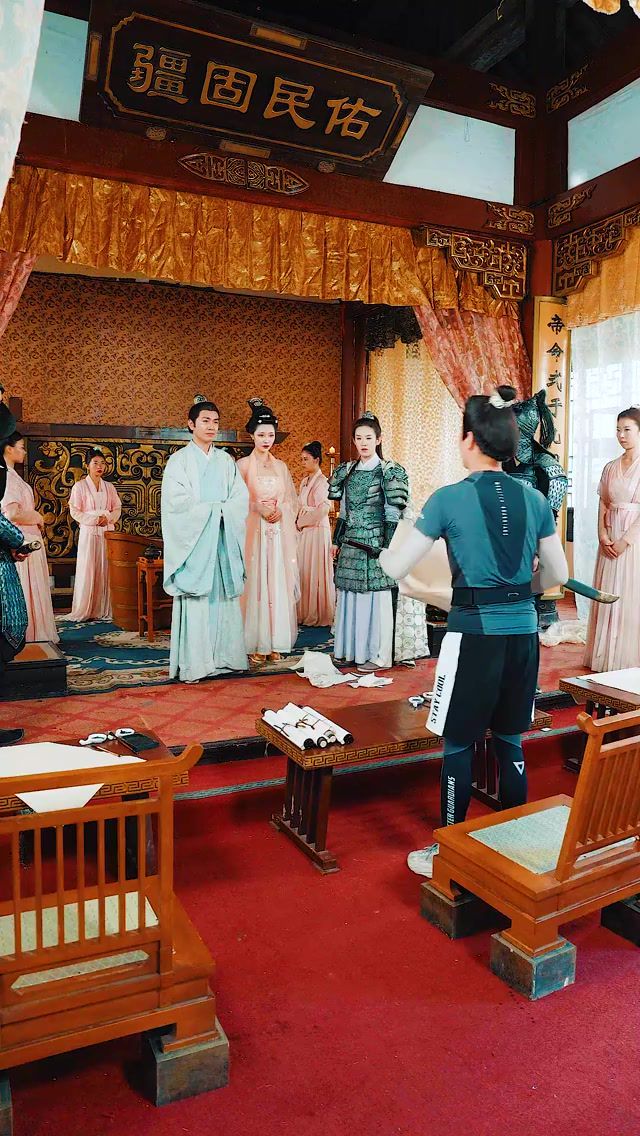 女王的极品画师封面图